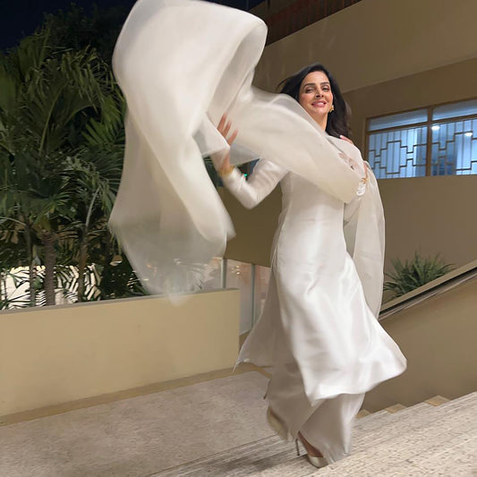Saba Qamar In White, Stripped Down To Shape And Shine